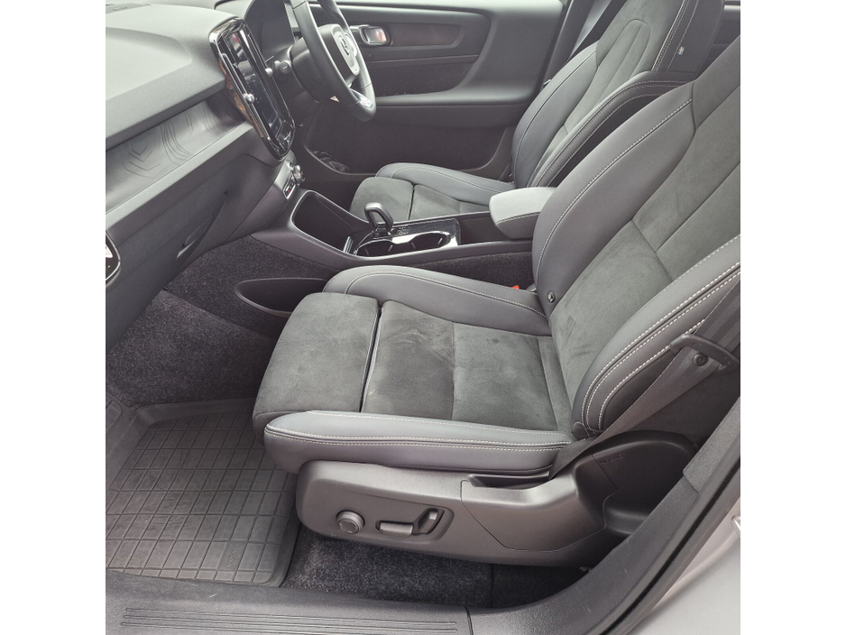 2023 Volvo XC40  €34,950