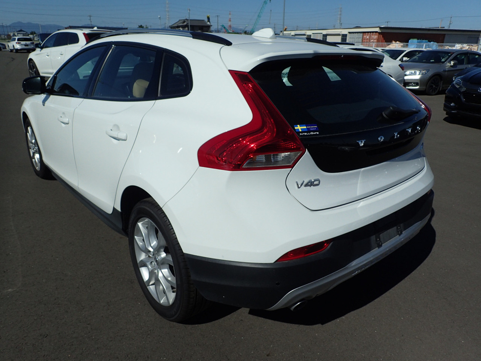 2018 Volvo V40 Cross Country 2.0 D4 CROSS COUNTRY SE LUXURY DIESEL 190 BHP AUTOMATIC // FULL LEATHER ELECTRIC SEATS // REVERSING CAMERA // CRUISE CONTROL // LANE ASSIST // FULL HARMAN KARDON SURROUND SOUND SYSTEM // TOP SPEC €17,950