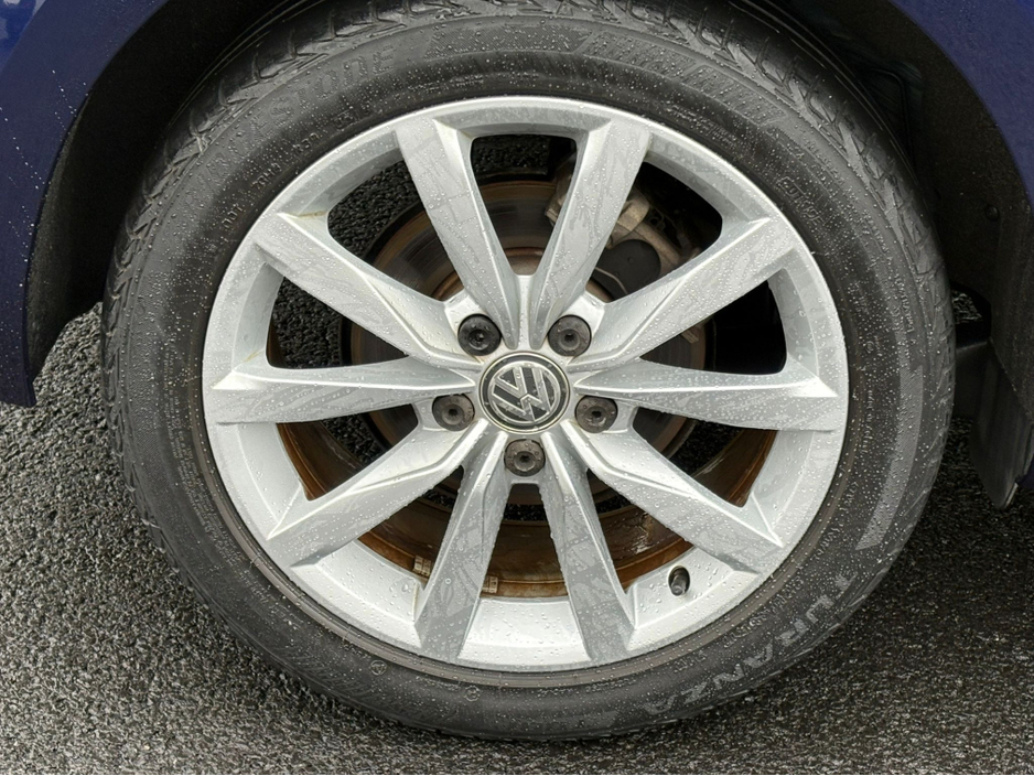 2018 Volkswagen Golf COMFORTLINE 1.2 AUTOMATIC * REAR VIEW CAMERA, AUTO LIGHTS, ADAPTIVE CRUISE CONTROL, POWERED FOLDING HEATED MIRRORS, LUMBAR SUPPORT, 2 KEYS, TOUCH SCREEN RADIO, MULTIFUNCTION STEERING WHEEL* €18,950