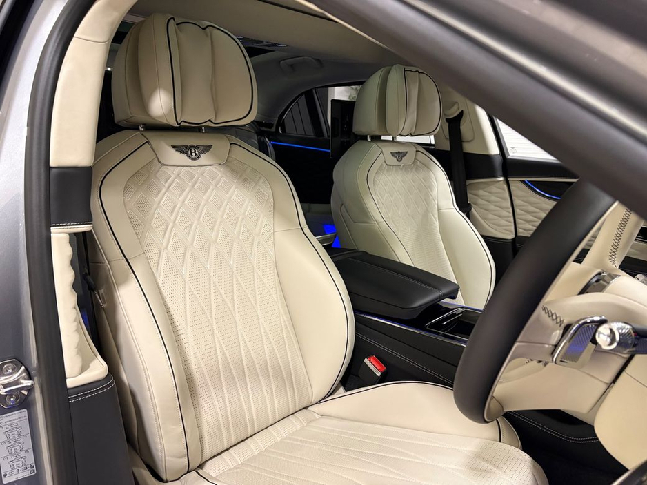 2025 Bentley Flying Spur 3.0 V6 E-HYBRID AZURE=AS NEW//HUGE SPEC=PAN ROOF//BALANCE OF BENTLEY WARRANTY=ONLY €150 ANNUAL ROAD TAX//TAILORED FINANCE PACKAGES AVAILABLE=TRADE INS €249,995