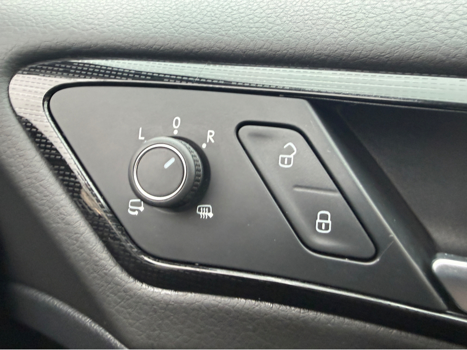 2017 Volkswagen Golf COMFORTLINE 1.2 AUTOMATIC * REAR VIEW CAMERA, AUTO LIGHTS, ADAPTIVE CRUISE CONTROL, POWERED FOLDING HEATED MIRRORS, LUMBAR SUPPORT, 2 KEYS, TOUCH SCREEN RADIO, MULTIFUNCTION STEERING WHEEL* €17,950