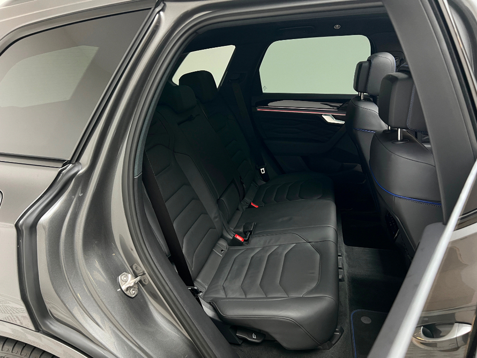 2025 Volkswagen Touareg R V6 3.0 TSI PHEV 462HP €89,990