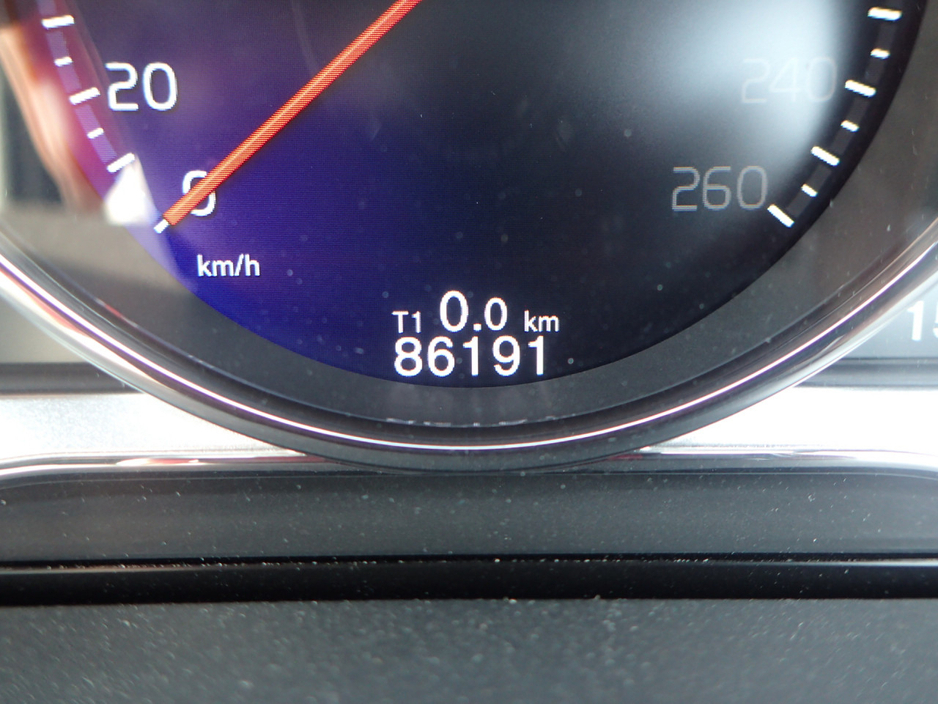 2016 Volvo S60 2.0 D4 R DESIGN PLUS DIESEL AUTOMATIC // TINY KMS // MASSIVE SPEC //  FULL HEATED LEATHER // REVERSING CAMERA // CRUISE CONTROL // LANE ASSIST // COLLISION WARNING SYSTEM // UPGRADED SPORT ALLOYS €17,950