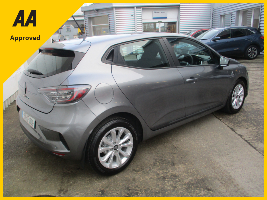 2025 Renault Clio EVOLUTION  WITH ONLY 6105KMS HIGH SPEC WITH SAT NAV AND REAR PARKING SENSORS FULLY SERVICED AND READY TO GO €25,950