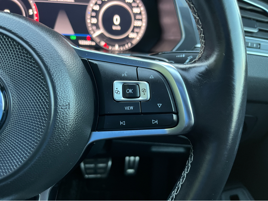 2018 Volkswagen Tiguan R-LINE 4 MOTION AUTOMATIC 2.0 DIESEL //MASSIVE SPEC//FULL LEATHER//HEAD UP DISPLAY//HEATED SEATS//360 PARKING CAMERAS// €29,950