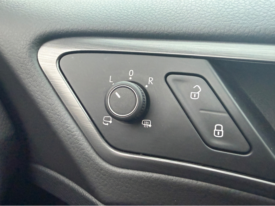 2017 Volkswagen Golf COMFORTLINE 1.2 AUTOMATIC * REAR VIEW CAMERA, AUTO LIGHTS, ADAPTIVE CRUISE CONTROL, POWERED FOLDING HEATED MIRRORS, LUMBAR SUPPORT, 2 KEYS, TOUCH SCREEN RADIO, MULTIFUNCTION STEERING WHEEL* €17,950