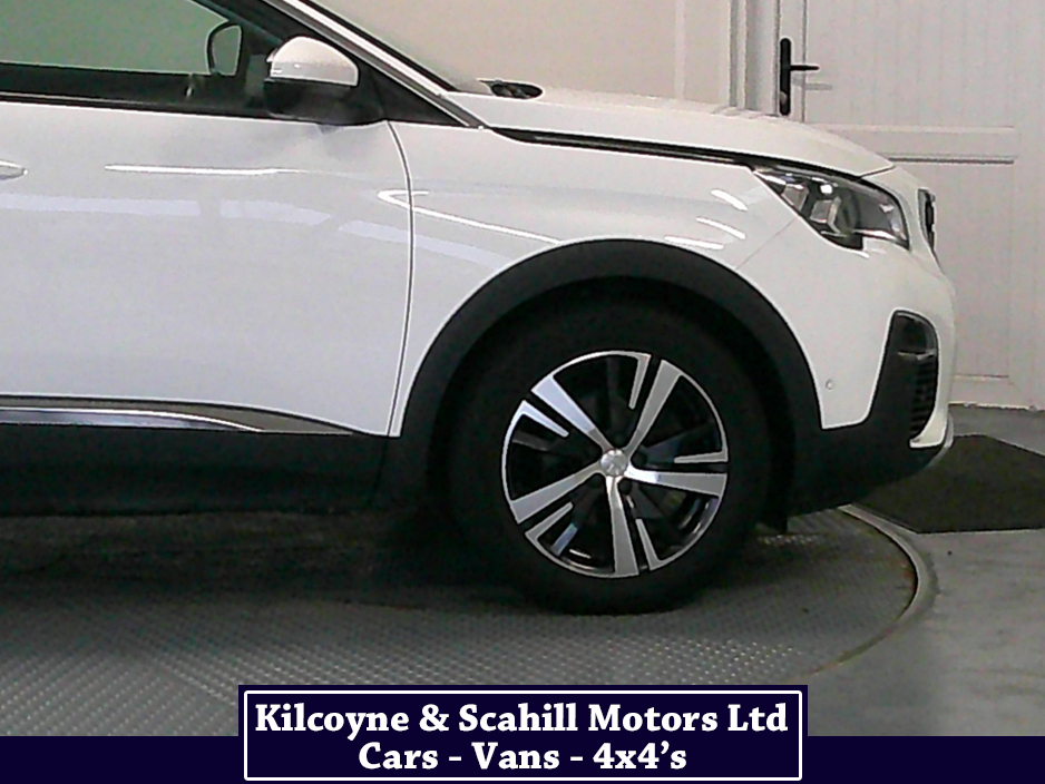 2020 Peugeot 5008 ALLURE BLUEHDI S/S A €27,950