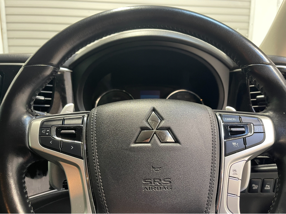 2017 Mitsubishi Outlander HYBRID 2.0 PHEV AUTOMATIC 5DR MODEL  www.bolandscarcentre.ie €17,900