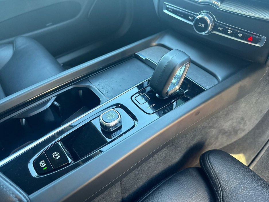 2023 Volvo XC60 T6 PHEV 350hp AT8 Plus (dark theme) €44,975