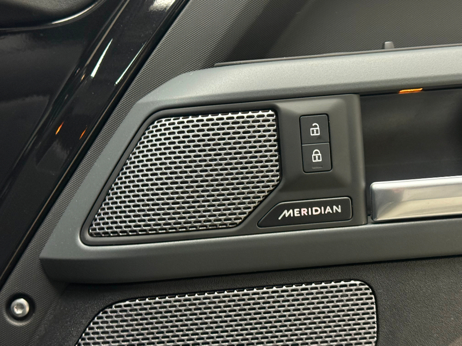 2023 Land Rover Defender X P400E FLAGSHIP MODEL €87,990