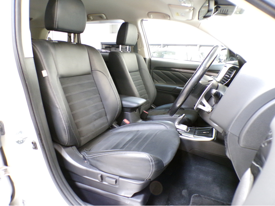 2019 Mitsubishi Outlander *2.4 AUTO HYBRID PLUG-IN*4X4*MITSUBISHI OUTLANDER*WINTER PACK*ELECTRIC HEATED LEATHER AND ALCANTARA SEATES*HEATED S-WHEEL*360 COLOUR CAMERA*PARKING SENSORS*FULL SAFETY PACK*ACTIVE BRAKING €23,900