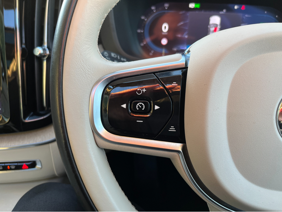 2023 Volvo XC60 T6 PHEV PLUS DARK AWD AUTOMATIC 2.0 PETROL //HIGH SPEC//PANORAMIC GLASS ROOF//360 PARKING CAMERAS//SAT NAV// €39,950