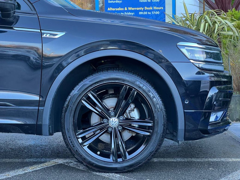 2018 Volkswagen Tiguan R-LINE 2.0 TDI 4MOTION // BLACK EDITION // HEADS-UP DISPLAY // 360 SURROUND PARKING CAMERAS €28,950