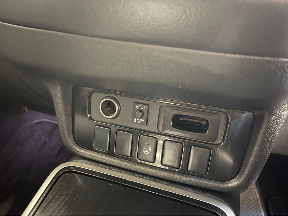 2016 Mitsubishi Outlander (Low Kms) HYBRID 2.0 PHEV AUTOMATIC 5DR MODEL  www.bolandscarcentre.ie €16,900