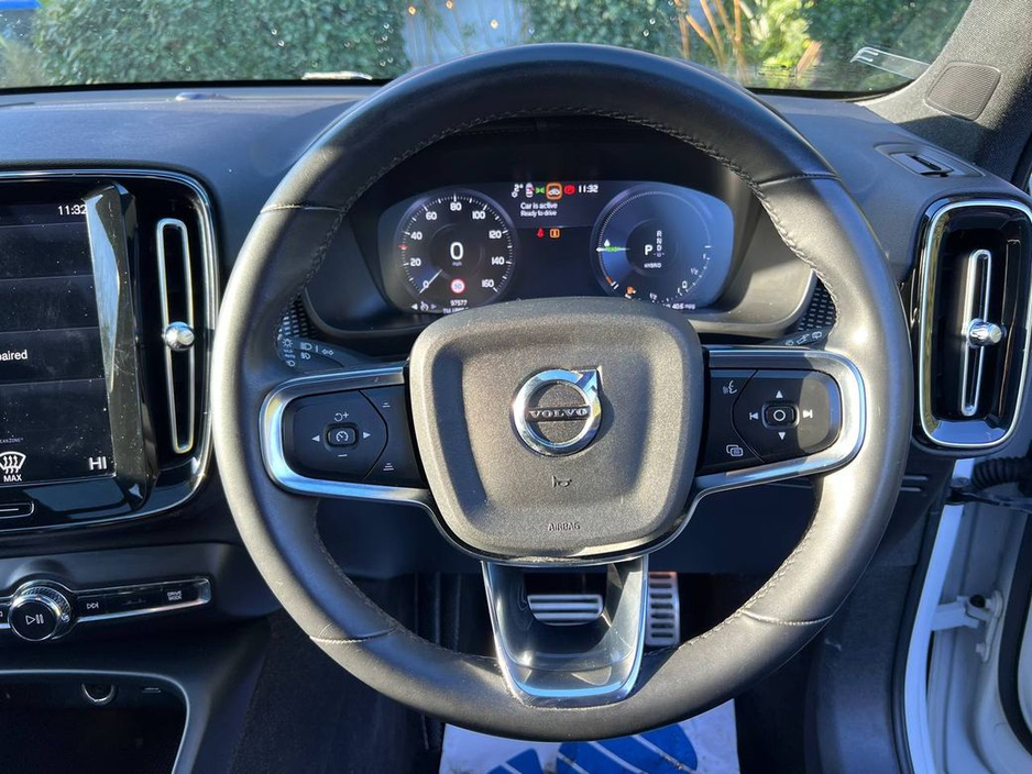 2021 Volvo XC40 R-DESIGN T4 1.5 RECHARGE PHEV // TILT & SLIDE PAN ROOF // 19" R-DESIGN ALLOYS // FULL SERVICE HISTORY €25,950