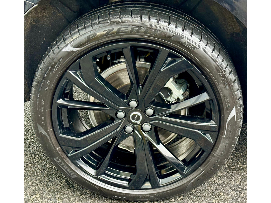 2025 Volvo XC60 ++SOLD++ + T6 PHEV A RECHARGE PLUS EDITION AWD BLACK