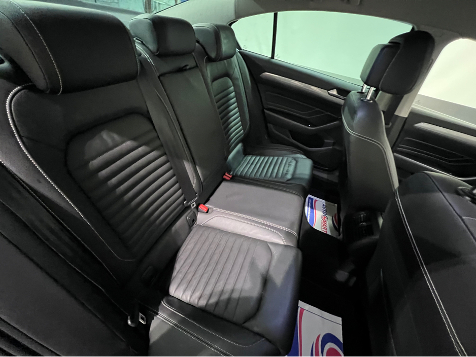 2020 Volkswagen Passat TDI SEL S-A 4DR AUTO €19,700