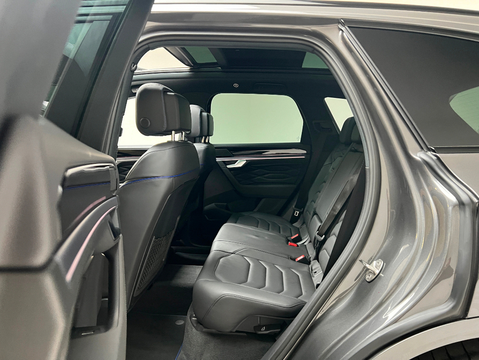 2025 Volkswagen Touareg R V6 3.0 TSI PHEV 462HP €89,990