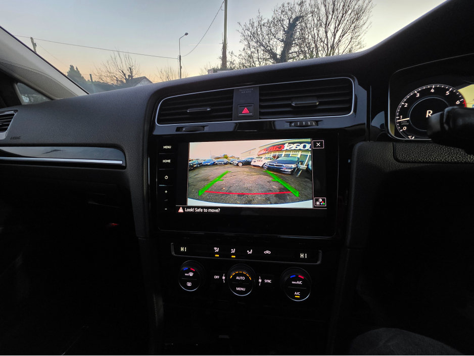 2017 Volkswagen Golf ( 172 REG ) HIGHLINE 1.4 MK7.5 SAT NAV PACK - VIRTUAL CLOCKS -REVERSE CAMERA - NAVIGATION - CARPLAY - ANDROID AUTO- BLIND SPOT REAR TRAFFIC ASSIST - DISCOVER PRO €17,950