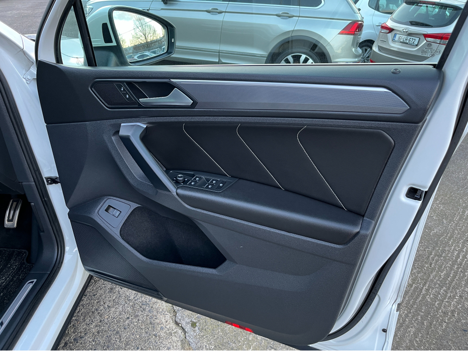 2018 Volkswagen Tiguan R-LINE 4 MOTION AUTOMATIC 2.0 DIESEL //MASSIVE SPEC//FULL LEATHER//HEAD UP DISPLAY//HEATED SEATS//360 PARKING CAMERAS// €29,950