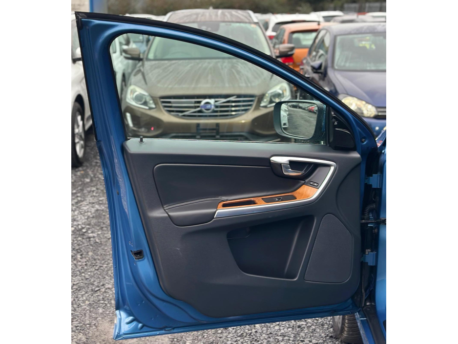 2017 Volvo XC60 2.0L Diesel Automatic  Sunroof (3276) €21,995