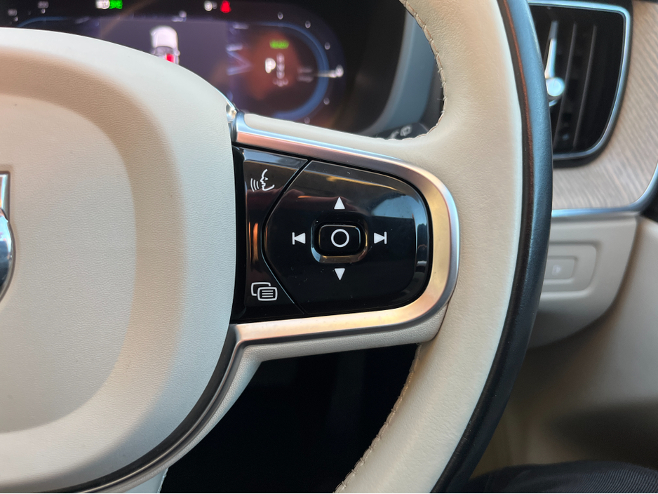 2023 Volvo XC60 T6 PHEV PLUS DARK AWD AUTOMATIC 2.0 PETROL //HIGH SPEC//PANORAMIC GLASS ROOF//360 PARKING CAMERAS//SAT NAV// €39,950