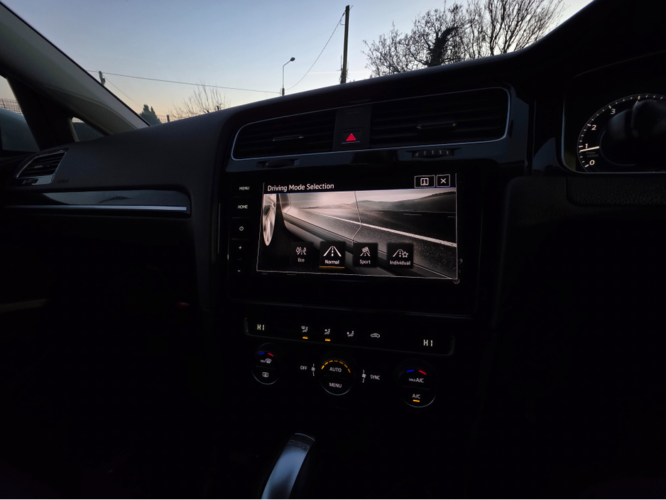 2017 Volkswagen Golf ( 172 REG ) HIGHLINE 1.4 MK7.5 SAT NAV PACK - VIRTUAL CLOCKS -REVERSE CAMERA - NAVIGATION - CARPLAY - ANDROID AUTO- BLIND SPOT REAR TRAFFIC ASSIST - DISCOVER PRO €17,950