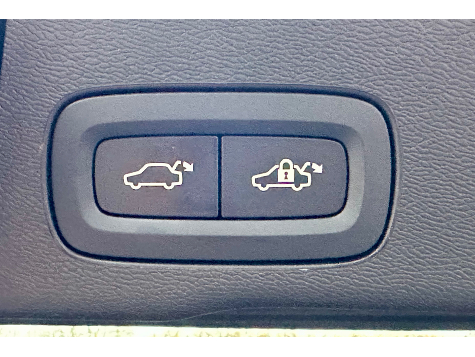 2025 Volvo XC60 ++SOLD++ + T6 PHEV A RECHARGE PLUS EDITION AWD BLACK