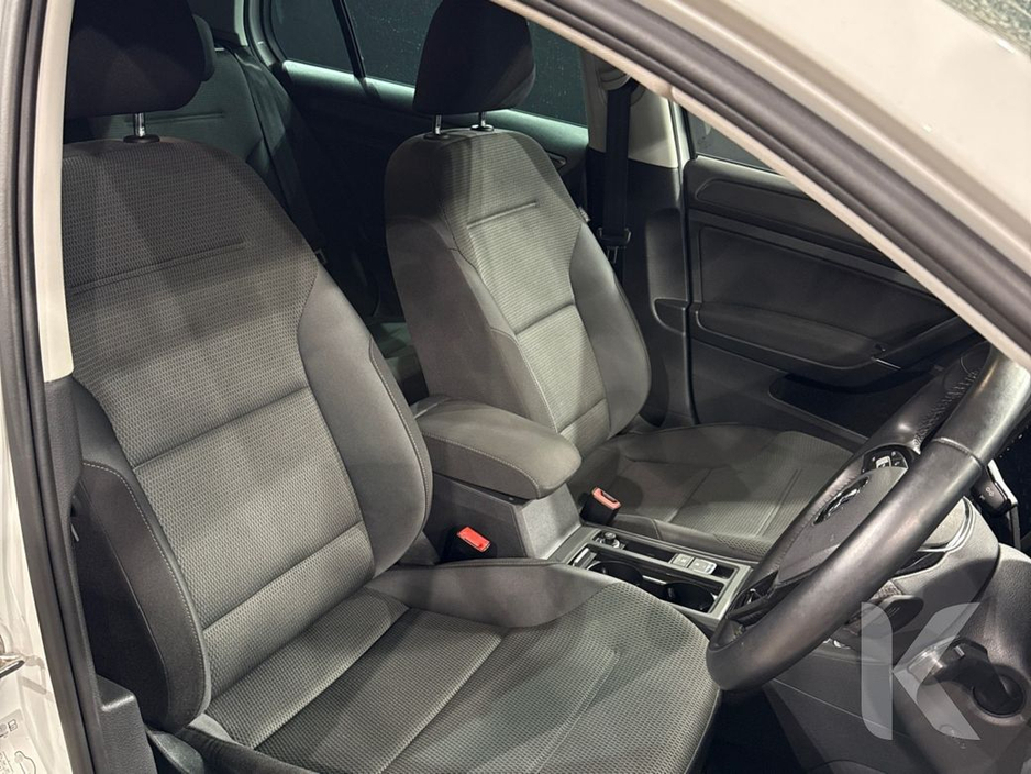 2019 Volkswagen Golf TSI COMFORT LINE - FACTORY ALLOYS - REVERSE CAMERA - DIGITAL DASH - CRUISE CONTROL - MULTI FUNCTION STEERING WHEEL €18,950