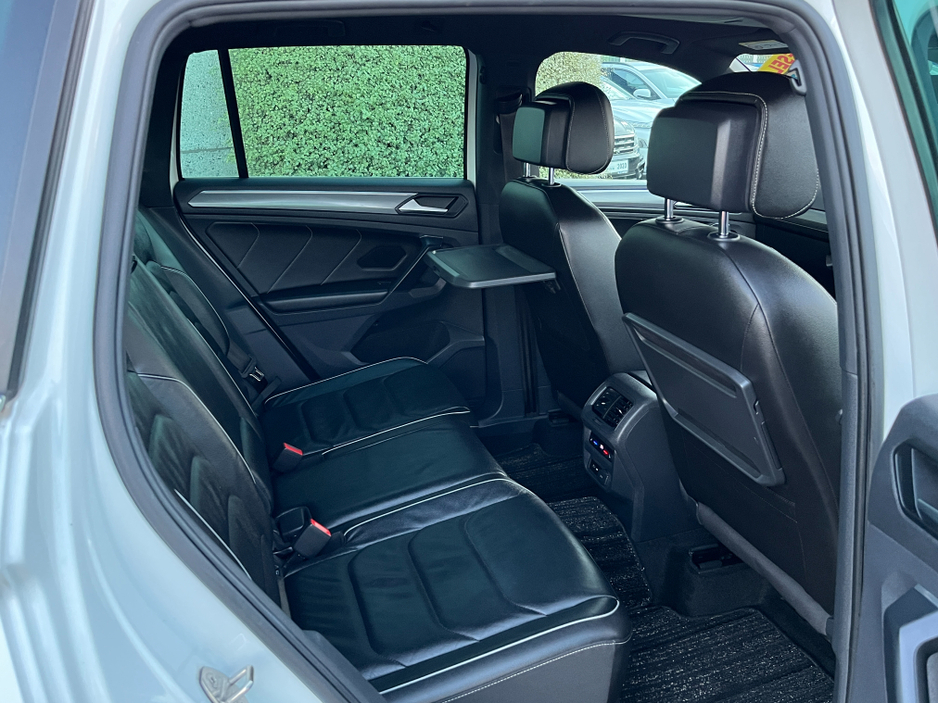 2018 Volkswagen Tiguan R-LINE 4 MOTION AUTOMATIC 2.0 DIESEL //MASSIVE SPEC//FULL LEATHER//HEAD UP DISPLAY//HEATED SEATS//360 PARKING CAMERAS// €29,950