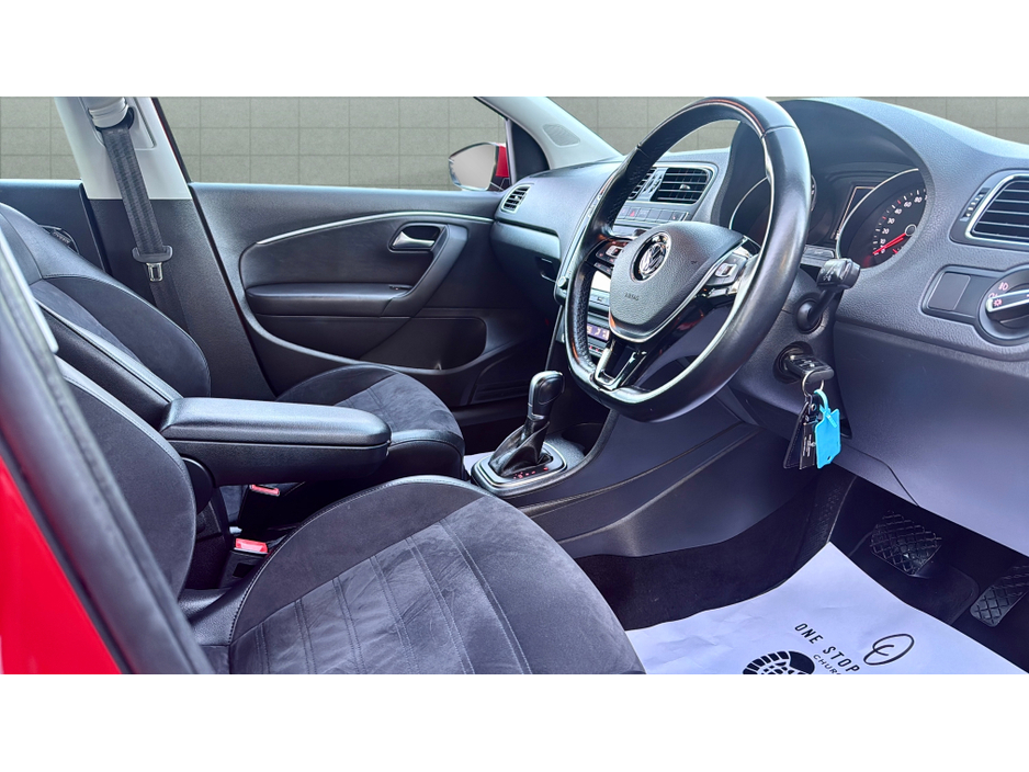 2016 Volkswagen Polo *HIGHLINE* 35,000KMS / LEATHER / HEATED SEATS / CAMERA / AUTO €13,900