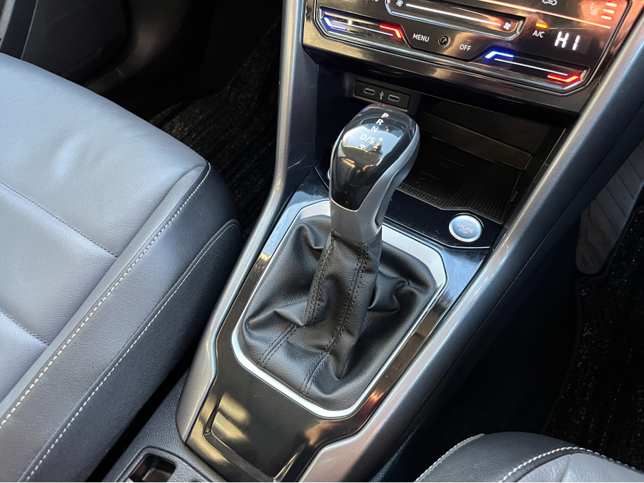 2023 Volkswagen T-Roc AUTOMATIC 2.0 DIESEL //MASSIVE SPEC//FULL LEATHER HEATED SEATS//PANORAMIC GLASS ROOF//LOW MILES// €31,950