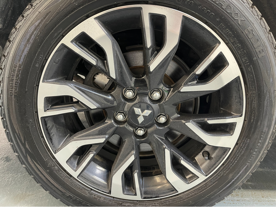 2016 Mitsubishi Outlander (Low Kms) HYBRID 2.0 PHEV AUTOMATIC 5DR MODEL  www.bolandscarcentre.ie €16,900