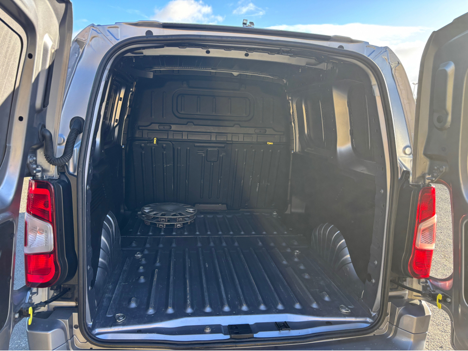 2021 Opel Combo 1.5 3 Seater price is €10406 plus vat €10,406