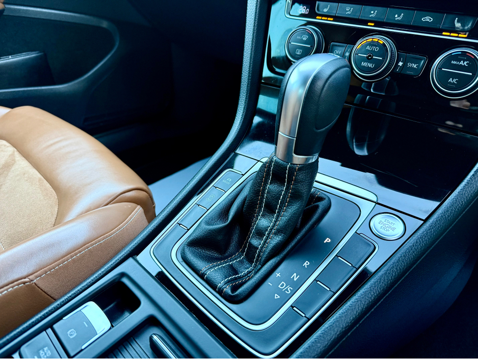 2014 Volkswagen Golf *HIGHLINE-MILANO MODEL* FULL SPC / COGNAC LEATHER - HEATED SEATS - CAMERAS - PEARL WHITE €12,900