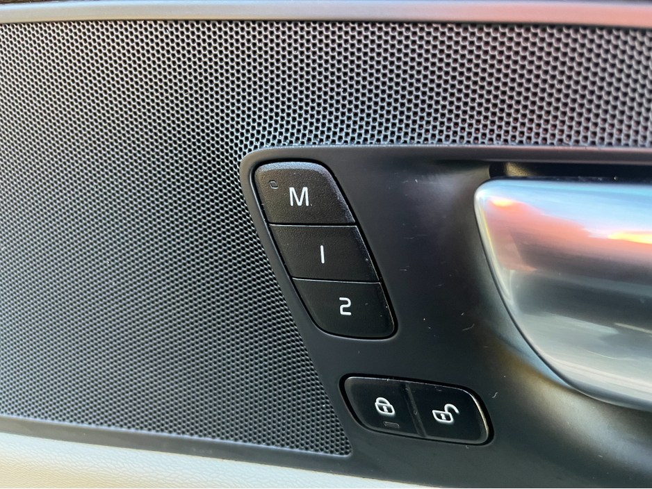 2023 Volvo XC60 T6 PHEV PLUS DARK AWD AUTOMATIC 2.0 PETROL //HIGH SPEC//PANORAMIC GLASS ROOF//360 PARKING CAMERAS//SAT NAV// €39,950