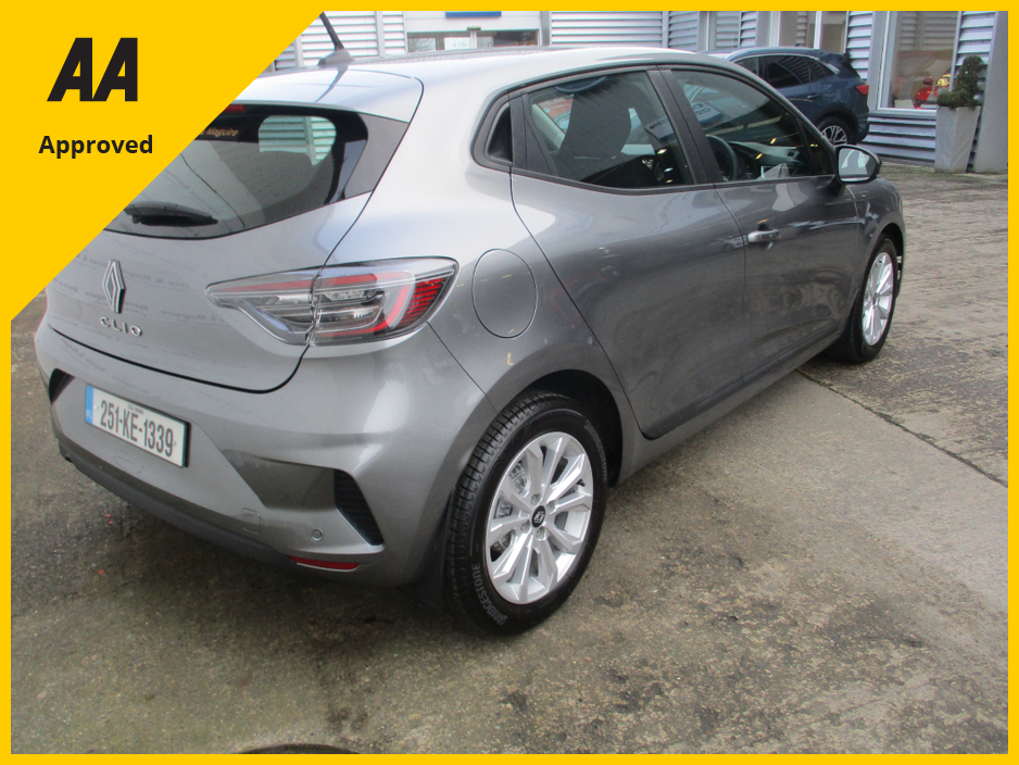 2025 Renault Clio EVOLUTION  WITH ONLY 6105KMS HIGH SPEC WITH SAT NAV AND REAR PARKING SENSORS FULLY SERVICED AND READY TO GO €25,950