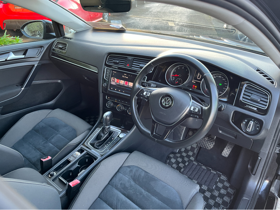 2017 Volkswagen Golf HIGHLINE AUTOMATIC 1.4 PETROL //HIGH SPEC//LOW MILES//KEYLESS ENTRY//REVERSE CAMERA//ADAPTIVE CRUISE CONTROL//BLIND SPOT WARNING// €16,950