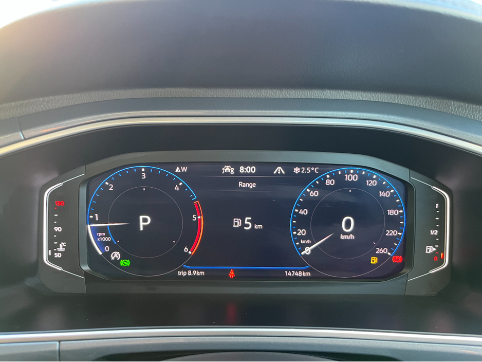 2023 Volkswagen T-Roc AUTOMATIC 2.0 DIESEL //MASSIVE SPEC//FULL LEATHER HEATED SEATS//PANORAMIC GLASS ROOF//LOW MILES// €31,950