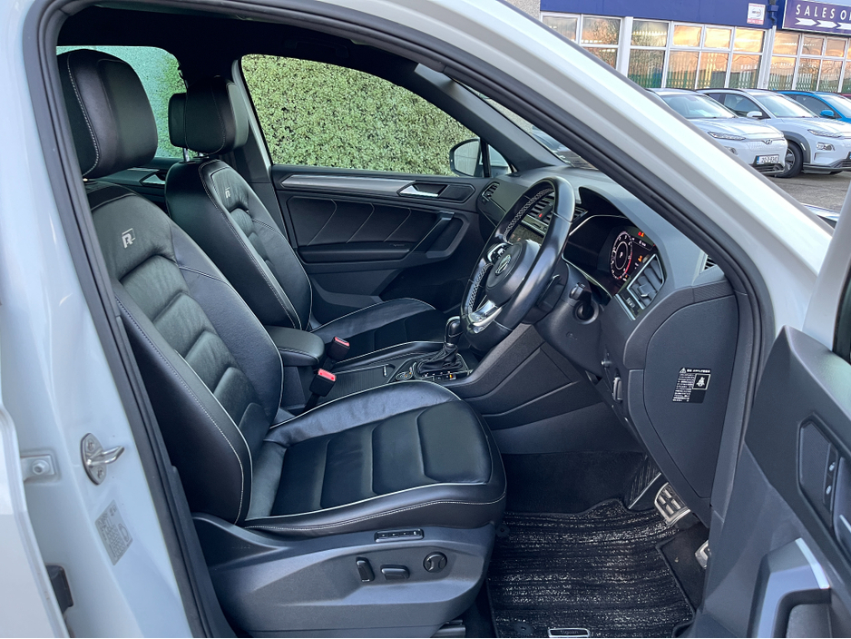 2018 Volkswagen Tiguan R-LINE 4 MOTION AUTOMATIC 2.0 DIESEL //MASSIVE SPEC//FULL LEATHER//HEAD UP DISPLAY//HEATED SEATS//360 PARKING CAMERAS// €29,950