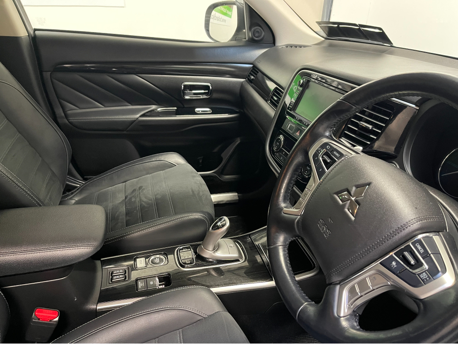 2017 Mitsubishi Outlander (Very Low Kms) HYBRID 2.0 PHEV AUTOMATIC 5DR MODEL  www.bolandscarcentre.ie €18,900