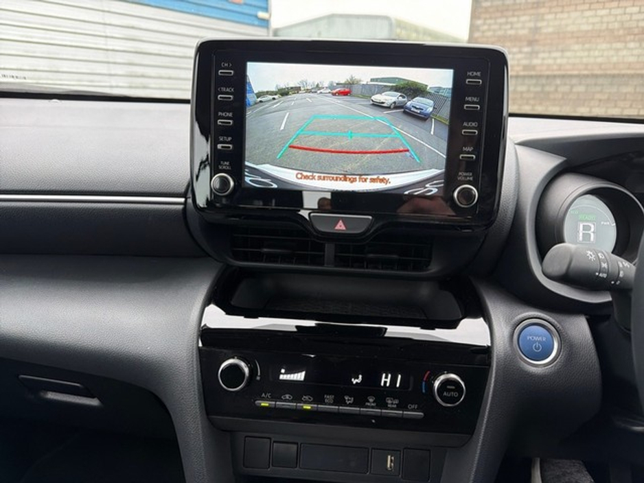 2023 Toyota Yaris Cross LUNA HYBRID AUTOMATIC // REAR CAMERA // AIR CON // SMART ENTRY/SMART START // TOYOTA SAFETY SENSE // FULL WARRANTY €27,445