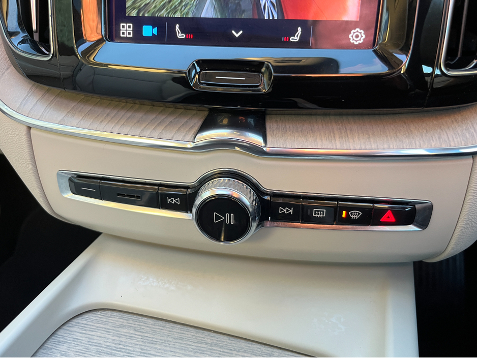 2023 Volvo XC60 T6 PHEV PLUS DARK AWD AUTOMATIC 2.0 PETROL //HIGH SPEC//PANORAMIC GLASS ROOF//360 PARKING CAMERAS//SAT NAV// €39,950