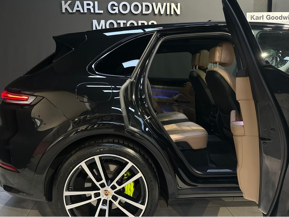 2024 Porsche Cayenne 3.0 V6 E-HYBRID MEGA  SPEC €109,950