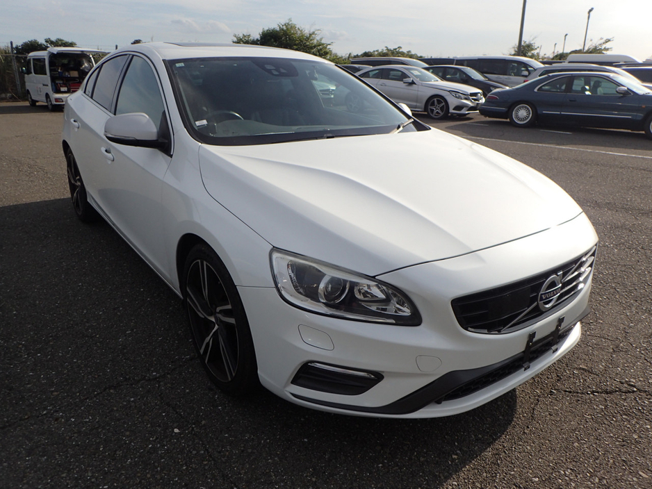 2016 Volvo S60 2.0 D4 R DESIGN PLUS DIESEL AUTOMATIC // TINY KMS // MASSIVE SPEC //  FULL HEATED LEATHER // REVERSING CAMERA // CRUISE CONTROL // LANE ASSIST // COLLISION WARNING SYSTEM // UPGRADED SPORT ALLOYS €17,950