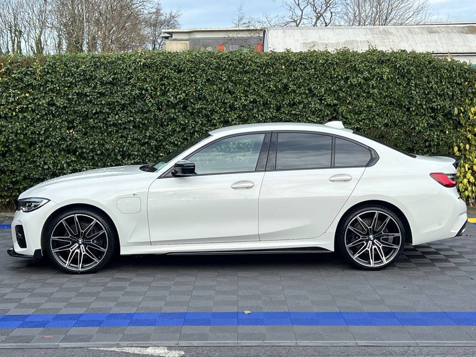 2021 BMW 3 Series 330e M-SPORT COMPETITION 2.0 HYBRID // LOW MILEAGE // 20" M3 COMPETITION ALLOYS // LEATHER/SUEDE M-SPORT INTERIOR // AMBIENT LIGHTING PACK €34,900