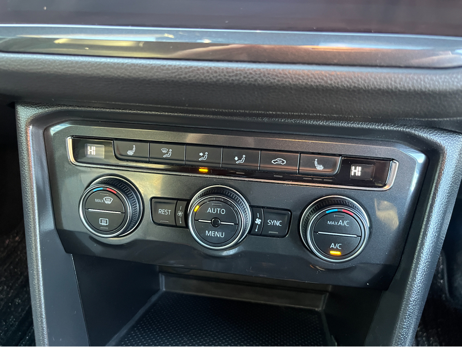 2020 Volkswagen Tiguan R-LINE 4MOTION AUTOMATIC 2.0 DIESEL //HIGH SPEC//360 PARKING CAMERAS//HEAD UP DISPLAY//HEATED FRONT AND REAR SEATS// €34,950