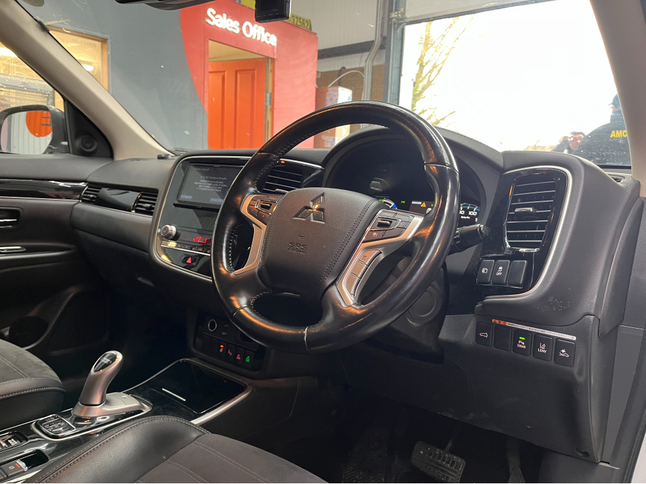 2020 Mitsubishi Outlander €24950! 2020 MITSUBISHI OUTLANDER PHEV G 2.4 AUTOMATIC / CRUISE CONTROL / 360° PARKING CAMERA / PADDLE SHIFTERS / ELECTRIC HEATED SEATS / HEATED STEERING WHEEL €24,950