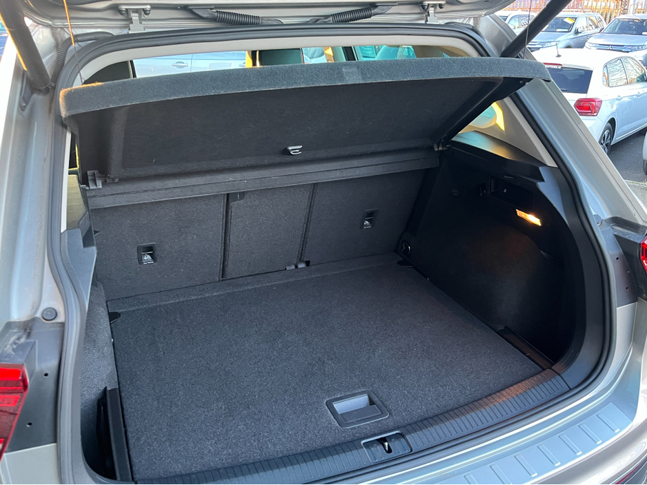 2019 Volkswagen Tiguan HIGHLINE 4MOTION AUTOMATIC 2.0 DIESEL //HIGH SPEC//360 PARKING CAMERAS//FRONT AND REAR HEATED SEATS//POWER TAILGATE//HEAD UP DISPLAY//