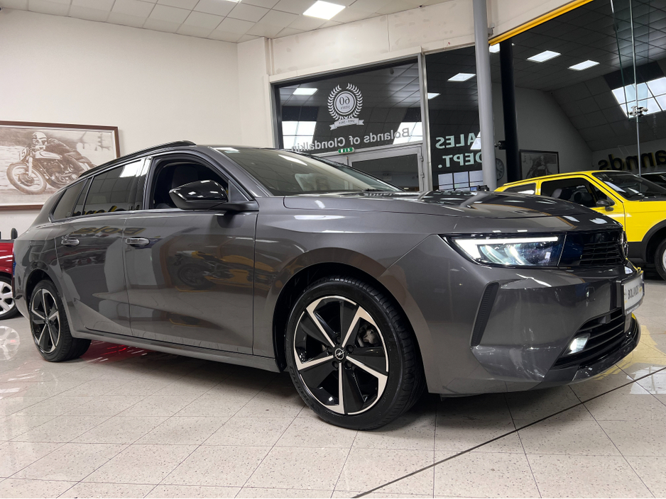 2024 Opel Astra As New (242) AUTOMATIC DIESEL Sports Tourer ELEGANCE As New Tint Kms Superb Value www.bolands.ie Est.1955 €30,750